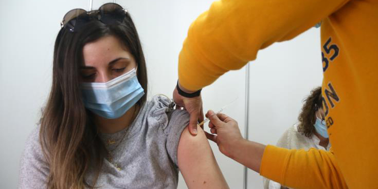 Υπ. Υγείας: Δίνεται η δυνατότητα σε μικρότερες ηλικίες να προχωρήσουν με τον εμβολιασμό
